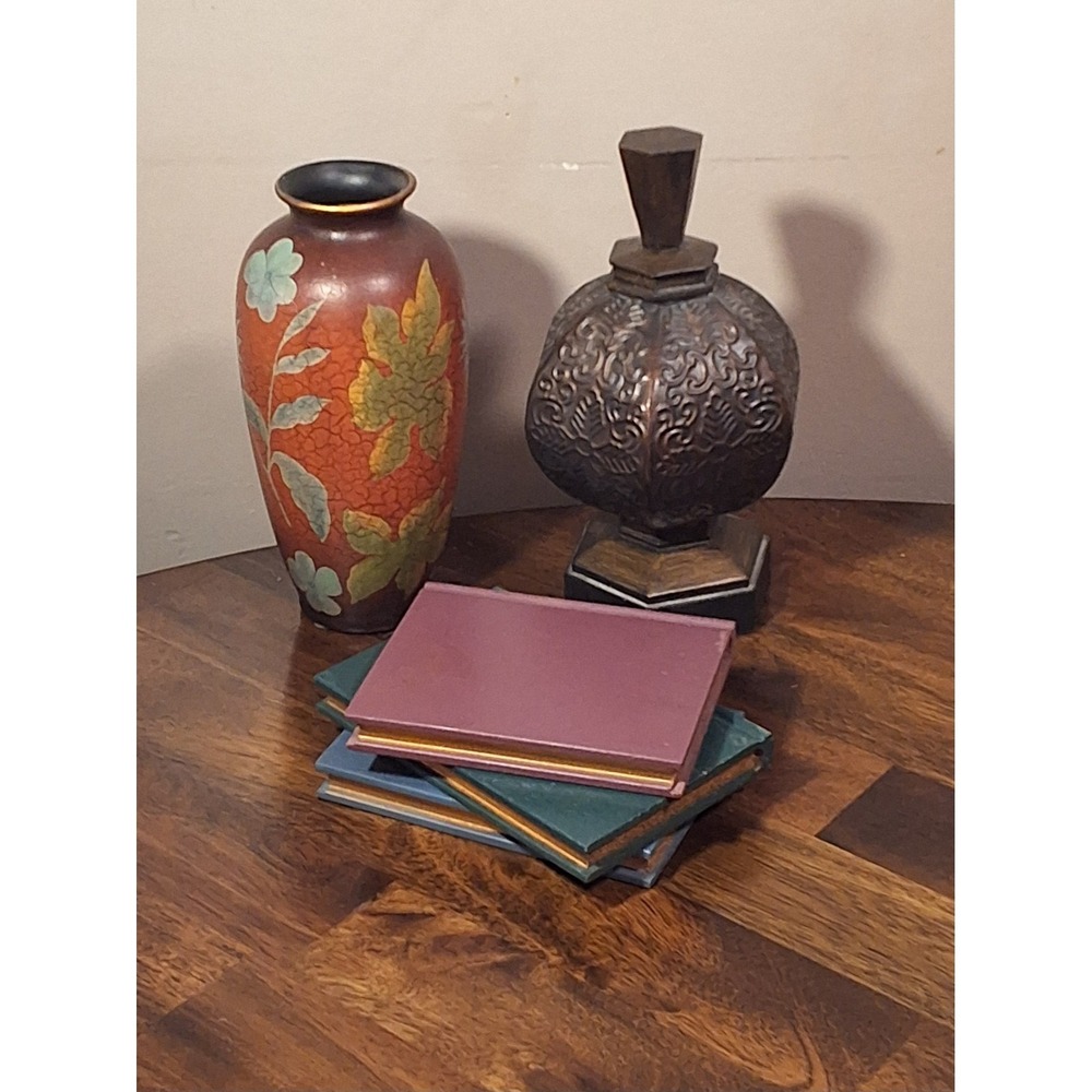 5 Piece Vintage Style Decor Including 3 Faux Books, Vase‎ And Metal Piece.